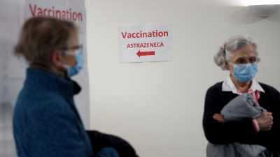 Η Ευρώπη επιταχύνει τις διαδικασίες εμβολιασμού υπό τον φόβο των μεταλλάξεων