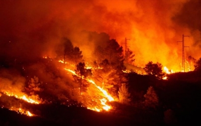 Ισπανία: Σχεδόν 1.000 άνθρωποι απομακρύνθηκαν από τα σπίτια τους λόγω πυρκαγιάς