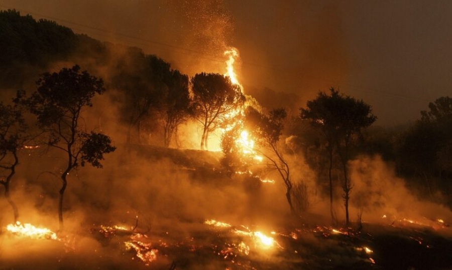Η Ελλάδα στις φλόγες: Καλύτερη η εικόνα στην Πάρνηθα, σκληρή μάχη των πυροσβεστών με τις αναζωπυρώσεις