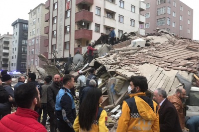 Κατέρρευσε πολυώροφο κτίριο στην Κωνσταντινούπολη - Ένας νεκρός, 4 εγκλωβισμένοι