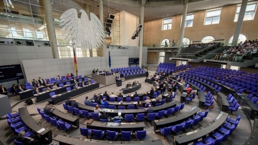 Γερμανία: Για πρώτη φορά στην ιστορία αποφασίστηκε μείωση των βουλευτικών αποζημιώσεων στην Bundestag