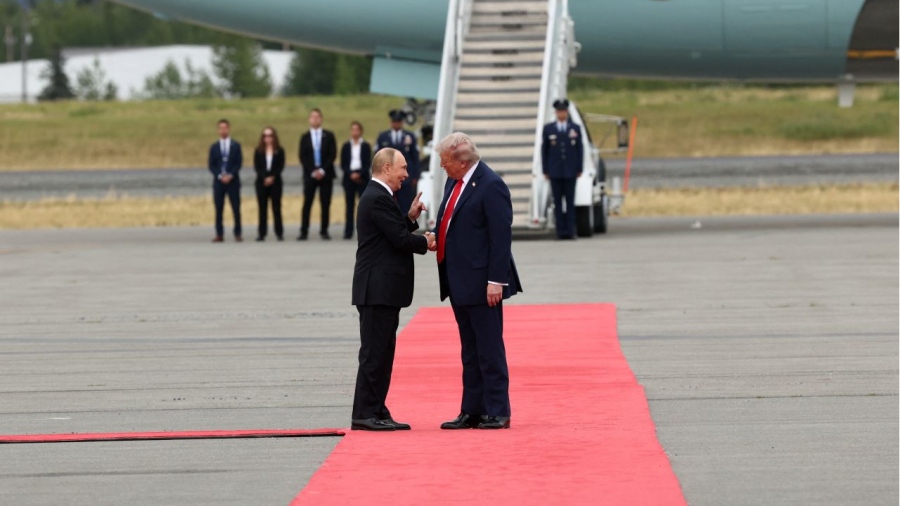 Δέος - Εκατομμύρια χρήστες παρακολουθούσαν το αεροπλάνο του Putin να προσγειώνεται στην Alaska αλλά... εκείνος δεν ήταν μέσα