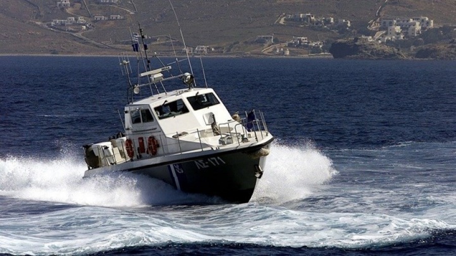 Επιχείρηση του Λιμενικού Σώματος για τον εντοπισμό μέλους πληρώματος φορτηγού πλοίου που πιθανότατα έπεσε στη θάλασσα