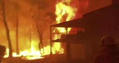 Αυστραλία - Η στιγμή που οι φλόγες περικυκλώνουν πυροσβέστες