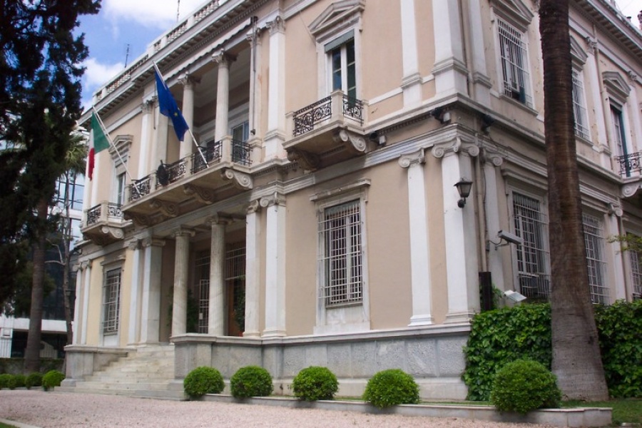 Επίθεση του Ρουβίκωνα με μπογιές στην ιταλική πρεσβεία στο κέντρο της Αθήνας