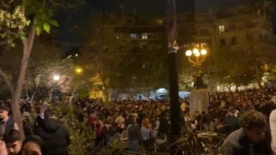 Αιχμές Μπακογιάννη ότι τα κορωνοπάρτι στις πλατείες είναι υποκινούμενα