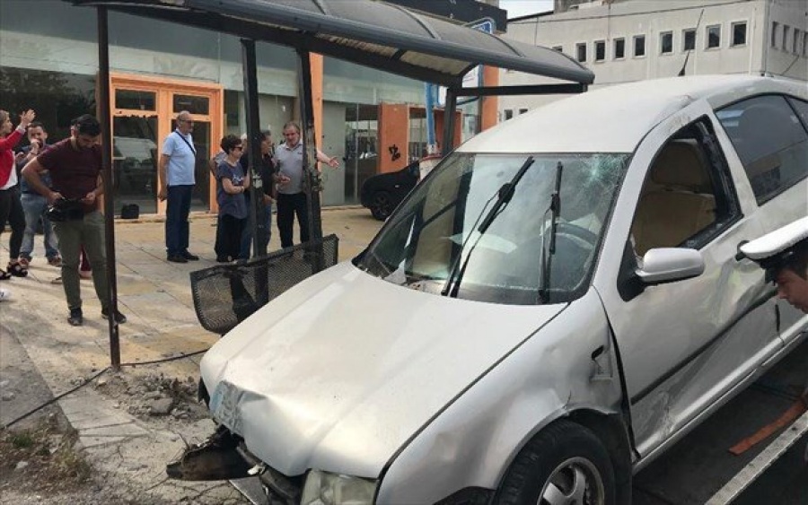 Αυτοκίνητο έπεσε σε στάση λεωφορείου στη Μεταμόρφωση  - Ένας νεκρός και τρεις τραυματίες