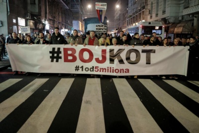 Σερβία: Η αντιπολίτευση απέκλεισε το κτίριο της δημόσιας ραδιοτηλεόρασης, αντιδρώντας στον οχταετή αποκλεισμό της από το δημόσιο φορέα