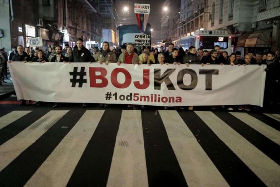 Σερβία: Η αντιπολίτευση απέκλεισε το κτίριο της δημόσιας ραδιοτηλεόρασης, αντιδρώντας στον οχταετή αποκλεισμό της από το δημόσιο φορέα