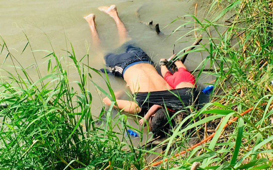 Η φωτογραφία που συγκλονίζει - Nεκροί και αγκαλιασμένοι πατέρας και κόρη - Προσπάθησαν να περάσουν τα σύνορα Μεξικό - ΗΠΑ