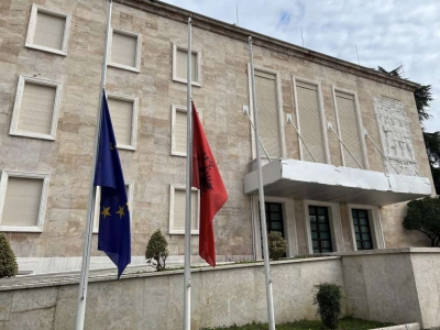 Μεσίστιες οι σημαίες στην Αλβανία – Ημέρα εθνικού πένθους για την τραγωδία στα Τέμπη