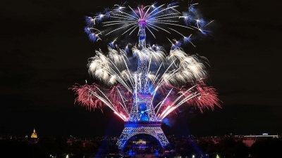 Γαλλία: Ακυρώνεται το πρωτοχρονιάτικο σόου πυροτεχνημάτων λόγω Omicron - Με εμβολιαστικό πάσο είσοδος σε εστιατόρια, μέσα μεταφοράς