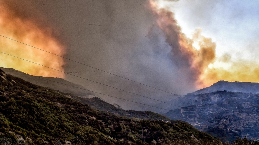 Μεγάλη φωτιά στην Πάρο - Εκκένωση 4 οικισμών, ισχυρές πυροσβεστικές δυνάμεις