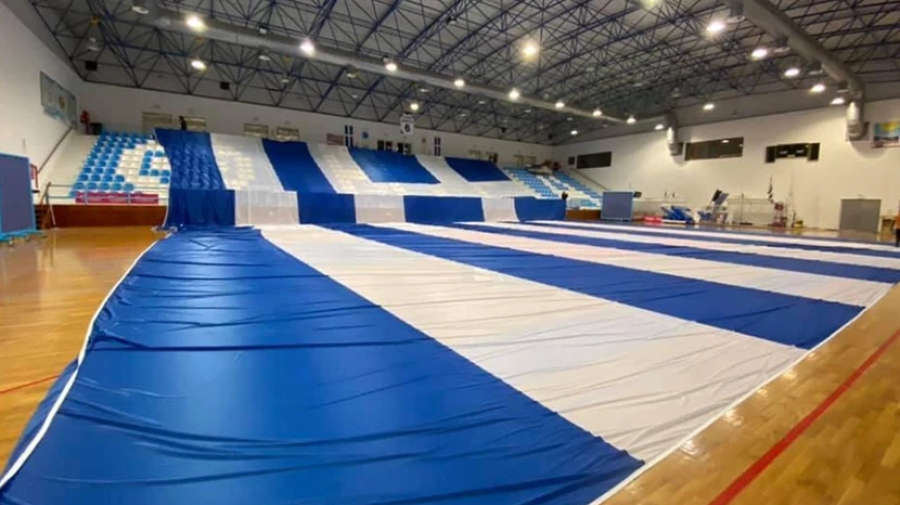 Σαντορίνη: Έφτιαξαν ελληνική σημαία 1.500 τετραγωνικών μέτρων με στόχο το ρεκόρ Γκίνες
