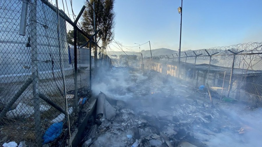 Νέα φωτιά στη Μόρια, χιλιάδες μετανάστες στους δρόμους μετά την καταστροφή - Πέτσας: Δεν θα φύγει κανείς από τη Λέσβο
