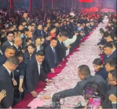 Εργοδότης ονείρων! - Μοίρασε 26 εκατ. δολάρια bonus, με μία πρόκληση: Κουβάλησε, όσα χωράει η αγκαλιά σου