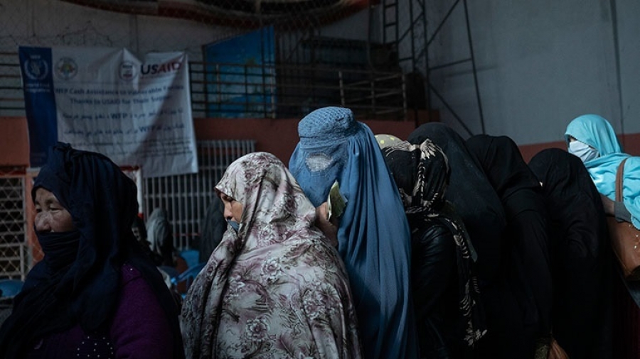 Ταλιμπάν: Οι γυναίκες δημόσιοι υπάλληλοι να καλύπτουν σωστά το κεφάλι, ακόμη και με... κουβέρτα