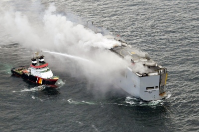 Ολλανδία: Κόπασε η φωτιά στο Fremantle Highway  - Πυροσβέστες για πρώτη φορά στο φλεγόμενο πλοίο