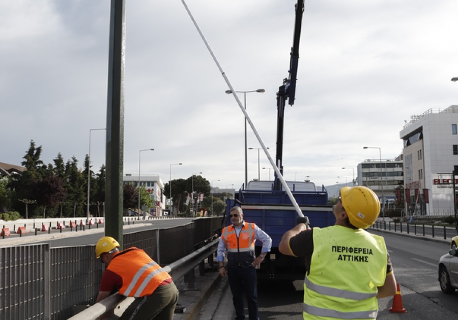 Περιφέρεια Αττικής: Συνεχίζονται οι εργασίες ανακαίνισης και αποκατάστασης φθορών σε 10.000 ιστούς ηλεκτροφωτισμού