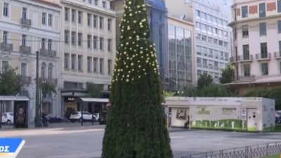 Το Χριστουγεννιάτικο δέντρο στην Κλαυθμώνος έμεινε με τα μισά στολίδια του – Έκλεψαν όσα έφτασαν!