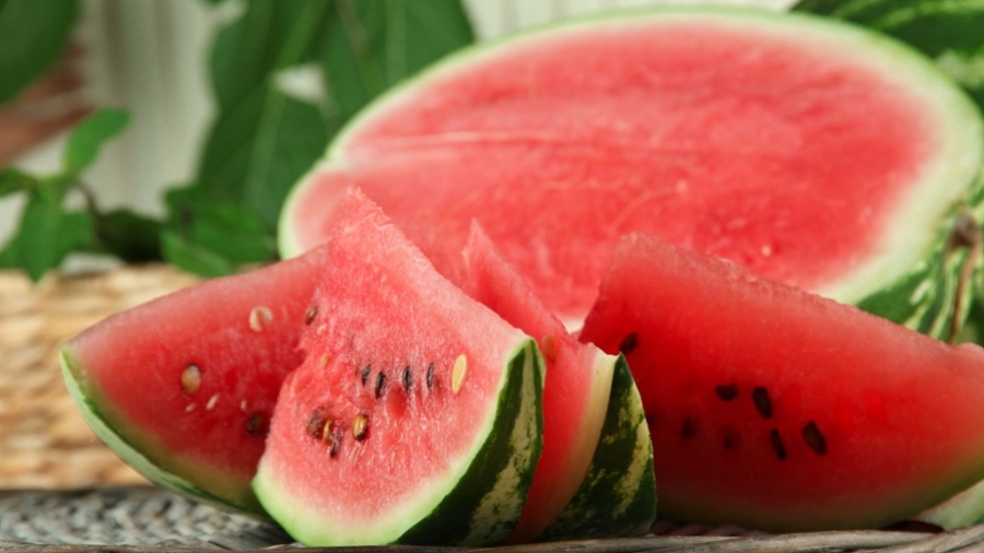 Ειδικός προειδοποιεί για τον κίνδυνο κατανάλωσης χαλασμένου καρπουζιού