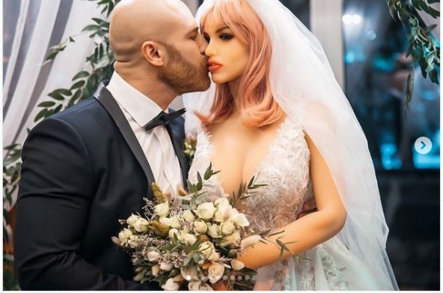 Ο έρωτας... τυφλώνει: Body builder από το Καζακστάν παντρεύτηκε κούκλα του σεξ