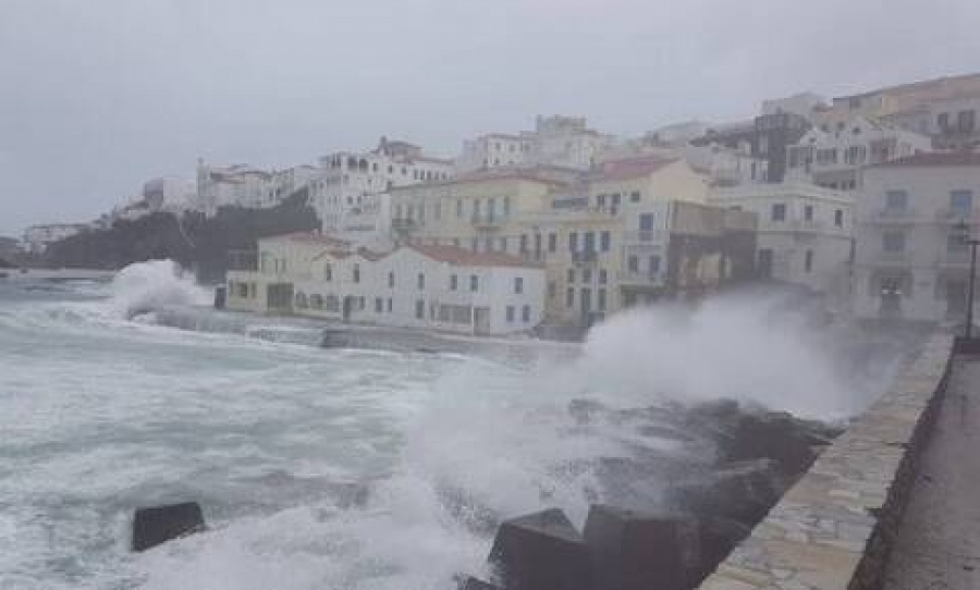 Τεράστιες ζημιές στη Μυτιλήνη από την κακοκαιρία - Αίτημα για κήρυξη δύο δημοτικών ενοτήτων σε κατάσταση έκτακτης ανάγκης