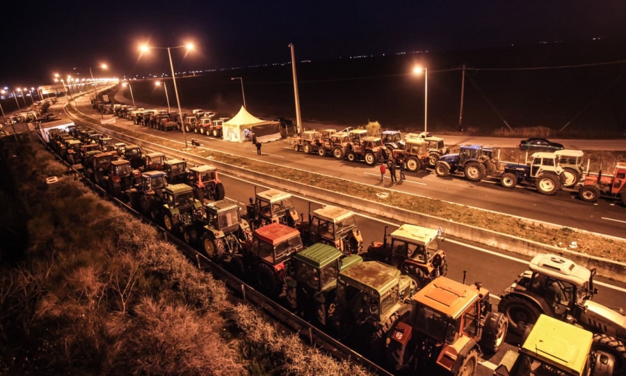 Ξεσηκωμός κατά Μητσοτάκη: Κόβουν την Ελλάδα στα δύο οι αγρότες, κλιμάκωση με μπλόκα σε δρόμους και τελωνεία - Οργή για τις απειλές ΝΔ