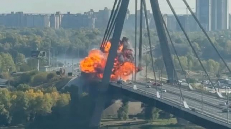 Οι Ρώσοι χτύπησαν ξανά την Βόρεια Γέφυρα στο Κίεβο