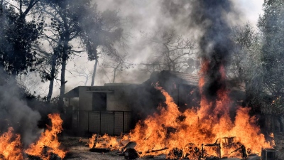 Νεότερη ενημέρωση από την Πυροσβεστική: Στα Δερβενοχώρια το ενδιαφέρον - Σε ύφεση η φωτιά στη Σαρωνίδα