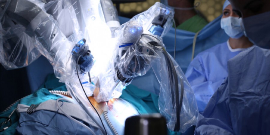 Πώς και γιατί η ρομποτική τεχνολογία κάνει ασφαλέστερη και αποτελεσματικότερη τη χειρουργική της σπονδυλικής στήλης;