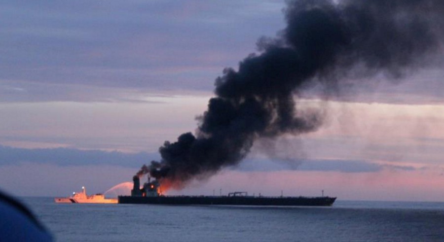 Παραμένει στις φλόγες το τάνκερ New Diamond στη Σρι Λάνκα – Στο πλήρωμα πέντε Έλληνες ναυτικοί