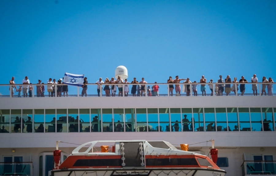 Νέα επεισόδια στον Άγιο Νικόλαο – Ακτιβιστές προσπάθησαν να μπλοκάρουν πλοίο με Ισραηλινούς τουρίστες, μπουκάλια και συνθήματα