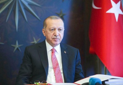 O Erdogan αποκηρύσσει την πολιτική υψηλών επιτοκίων και ανέκοψε την άνοδο της λίρας