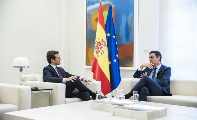 Ισπανία: Sanchez και Casado συμφώνησαν να συζητήσουν για την Καταλονία - Στροφή από το Λαϊκό Κόμμα