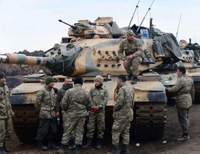 Η Τουρκία μετακινεί δεκάδες στρατιώτες και άρματα μάχης στα σύνορα με τη Συρία