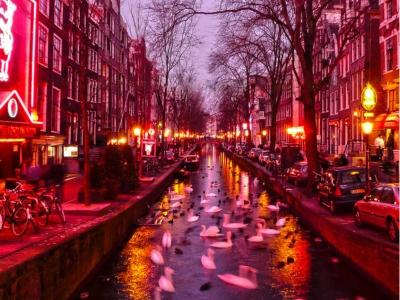Ολλανδία: Το Άμστερνταμ απαγορεύει την κάνναβη από τη διάσημη συνοικία με τα «κόκκινα φανάρια»