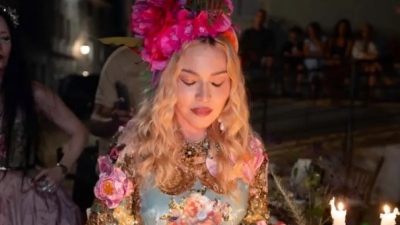 Ο Μητσοτάκης ευχήθηκε «χρόνια πολλά» στην Madonna δημοσιεύοντας βίντεο από τις διακοπές της στην Ελλάδα