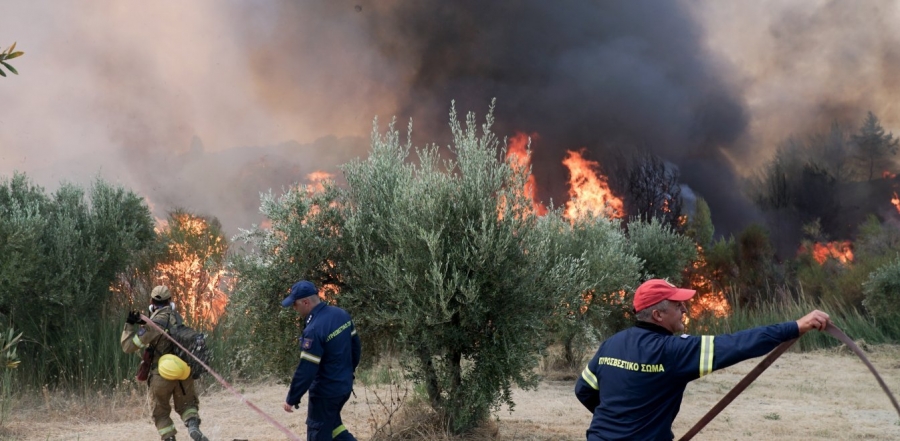Ηλεία: Συνεχείς αναζωπυρώσεις και τεράστιο πύρινο μέτωπο στη Νεμούτα - Εκκενώσεις περιοχών