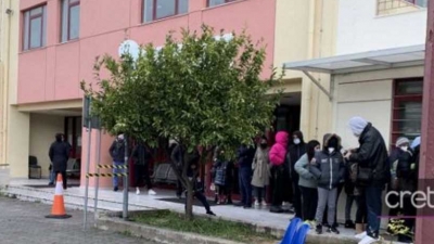 Κρήτη: Περιμένουν δύο ώρες στο κρύο για να κάνουν τεστ κορωνοϊού