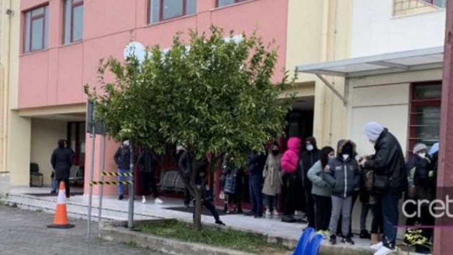 Κρήτη: Περιμένουν δύο ώρες στο κρύο για να κάνουν τεστ κορωνοϊού