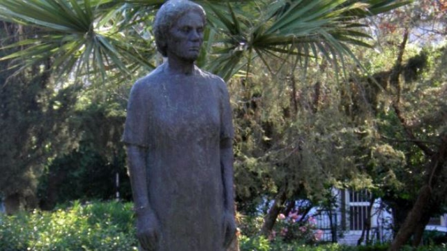 Ντροπή - Έκλεψαν το άγαλμα «Η Γυναίκα του Λαού» στη Νίκαια