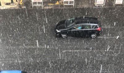 Ισχυρή χαλαζόπτωση έπληξε την Αθήνα περί τις 14:30 - Μικροφθορές σε οχήματα