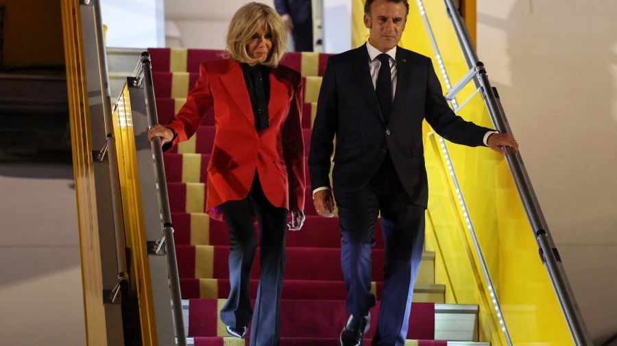 Macron για το χαστούκι: «Ένα αστείο έγινε γεωπλανητική καταστροφή - Ο κόσμος λέει πολλά ηλίθια πράγματα»