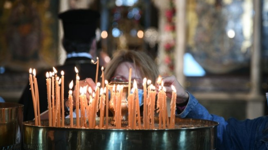 Κοζάνη: Πιστοί χωρίς μάσκες και πιστοποιητικά έτρεχαν να φύγουν από την εκκλησία πριν φτάσει η Αστυνομία