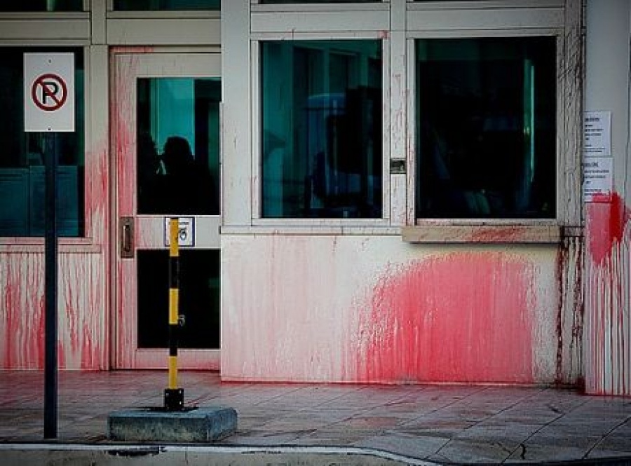 Καταδρομική επίθεση με καπνογόνα και μπογιές στο σπίτι του πρέσβη των ΗΠΑ