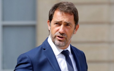 Γαλλία: Δεν παραιτείται ο υπουργός Εσωτερικών για την πολύνεκρη επίθεση στα κεντρικά της αστυνομίας