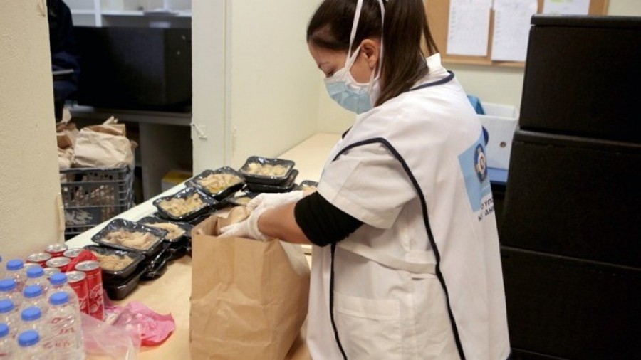 Ο Δήμος Αθηναίων μοίρασε 1.200 χριστουγεννιάτικα γεύματα σε άστεγους