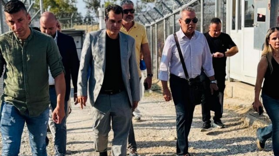 Στην Αμυγδαλέζα ο Πλεύρης: Δύο οι επιλογές για όσους παραμένουν παράνομα στη χώρα: επιστροφή ή φυλακή