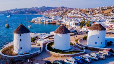 «Πυρετός» ακρίβειας στα ελληνικά νησιά: Μερίδα γύρος 23 ευρώ, μπάλα παγωτό 7 ευρώ και μπουκαλάκι νερό 2 ευρώ